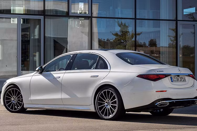 Về kích thước tổng thể, S-Class thế hệ mới dài hơn phiên bản tiền nhiệm tới 33 mm (ở phên bản trục cơ sở dài), rộng hơn 50 mm và cao hơn khoảng 10 mm. Để giữ cho tỷ lệ của S-Class cân đối hơn, Mercedes cũng nới thêm chiều dài cơ sở 50 mm, bánh trước 35,5 mm và bánh sau 50 mm. Vì vậy, S-Class 2021 vẫn duy trì được tỷ lệ thể thao vốn có, đồng thời mang đến một không gian cabin rộng rãi và thoải mái hơn.