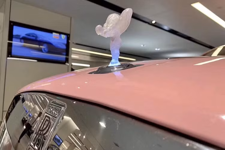 Đây chắc chắn không phải là chiếc Coupe siêu sang Rolls-Royce Wraith đầu tiên và duy nhất trên thế giới có ngoại thất màu hồng, tuy nhiên, rất hiếm chiếc Rolls-Royce Wraith có màu sơn hồng lộ ảnh nội thất bên trong và đây chính là lý do vì sao chiếc xe Rolls-Royce Wraith này nhận được sự quan tâm rất lớn từ phía cộng đồng mạng ở Việt Nam.