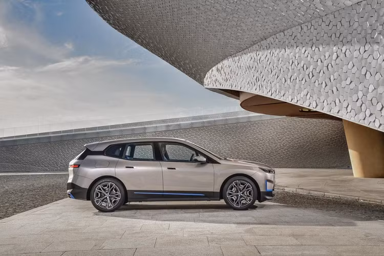 Trang bị những sáng kiến mới nhất trong lĩnh vực điện năng, tự lái và kết nối, BMW iX chạy điện mới cũng sẽ đóng vai trò mẫu xe công nghệ nhất của nhà sản xuất xe Đức. Với ý tưởng đó, BMW nói rằng thiết kế của iX đã được phát triển từ bên trong ra ngoài, với mục tiêu hinh là “cung cấp chất lượng cuộc sống và sức khỏe đối với người lái và hành khách.”