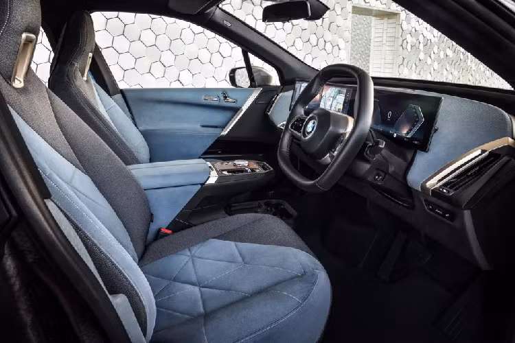 Những chi tiết nổi bật của mẫu SUV điện mới bao gồm lưới tản nhiệt hình thận khép kin cực lớn, và cũng là vị trí chứ công nghệ camera, tính năng radar và những dạng cảm biến khác, vòm bánh xe rộng, thiết kế cột D kiểu ngăn cách, tay nắm cửa ẩn vào trong, cửa sổ không khung, và hệ thống đèn LED mỏng.