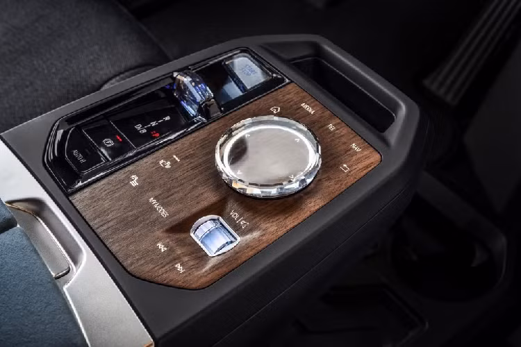 Một chi tiết thú vị khác của xe là cửa hậu không có khớp tách biệt và lớn hết chiều rộng của xe. Tất cả những yếu tố này kết hợp với nhau thông qua những bề mặt lớn và sắc nét, tạo nên một thiết kế thân vỏ ấn tượng. Đối với cabin bên trong, BMW nói rằng iX mang đến không gian lịch sử như thể phòng chờ VIP với các ghế ngồi tích hợp tựa đầu mới phát triển, cửa sổ nhìn toàn cảnh khổng lồ, các chất liệu cao cấp, và quan trong là cực rộng rãi, thoải mái.