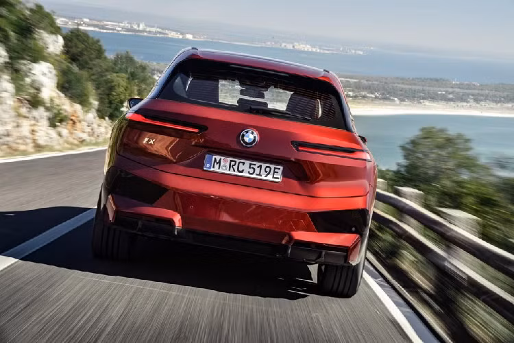 Hơn nữa, BMW iX còn có khả năng kết nối 5G và không có gì ngạc nhiên khi nó cung cấp các chức năng lái xe và đỗ xe tự động tân tiến hơn. BMW sẽ bắt đầu sản xuất iX tại nhà máy ở Dingolfing, Đức từ nửa cuối năm 2021, với giá bán BMW iX 2021 chưa công bố cụ thể.