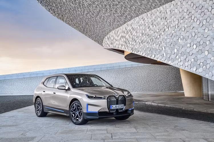 Như đã hẹn, thương hiệu BMW đã chính thức vén màn mẫu SUV điện hạng sang, "bespoke" đầu tiên của mình vào ngày 11 tháng 11 vừa qua. Trước đây vốn được gọi là iNext, mẫu SUV mới này có tên chính thức đơn giản chỉ là BMW iX 2021 mới để nhấn mạnh tầm quan trọng của nó trong dòng sản phẩm SUV điện sẽ ngày một đông đảo của thương hiệu.