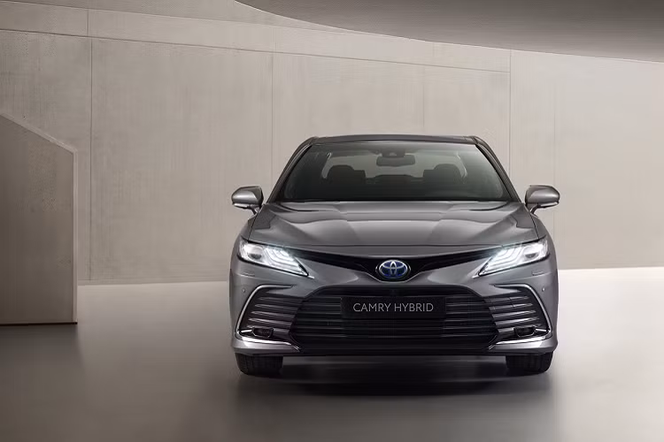 Phần đầu Toyota Camry Hybrid thế hệ mới được thiết kế lại với lưới tản nhiệt sắc nét hơn. Phần lưới tản nhiệt dưới có các thanh ngang màu đen hoặc xám mờ và được mở rộng về 2 bên.