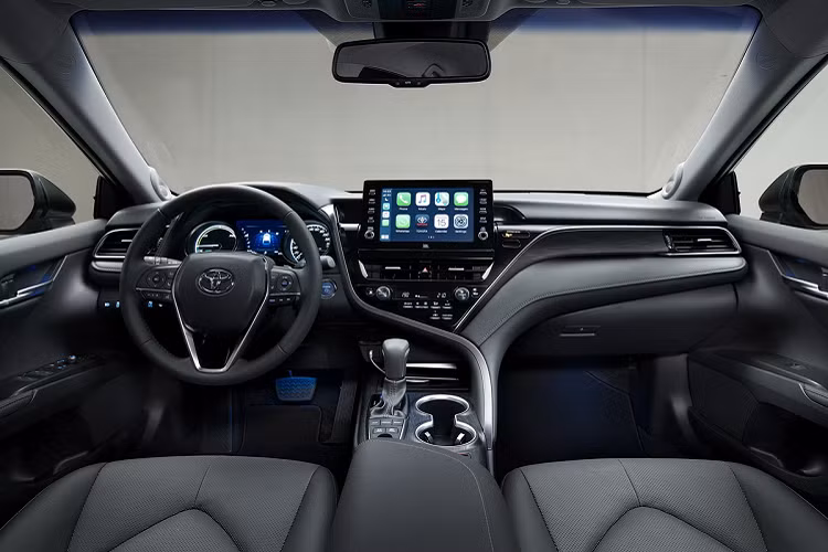 Nội thất của Camry Hybrid 2021 có màn hình thông tin giải trí cảm ứng 9 inch đặt nổi, tương thích Apple CarPlay/Android Auto. Phần mềm giải trí trên Camry Hybrid được nâng cấp, cho tốc độ xử lý nhanh hơn.