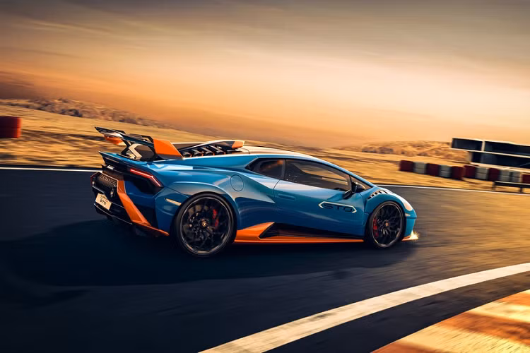 Lamborghini cũng bổ sung ba chế độ lái mới cho hệ thống quản lý vận hành ANIMA gồm: STO, Trofeo và Pioggia. Chế độ STO dành cho lái xe trên đường, trong khi Trofeo tập trung cung cấp tất cả hiệu suất cần thiết như việc chạy lap ở Nurburgring (kiểu vậy). Cuối cùng Pioggia có nghĩa là “mưa”, vì vậy ở chế độ này, siêu xe sẽ tối ưu hóa hệ thống kiểm soát lực kéo, mô-men xoắn và phanh ABS để chống lại sự trơn trượt của bề mặt đường.