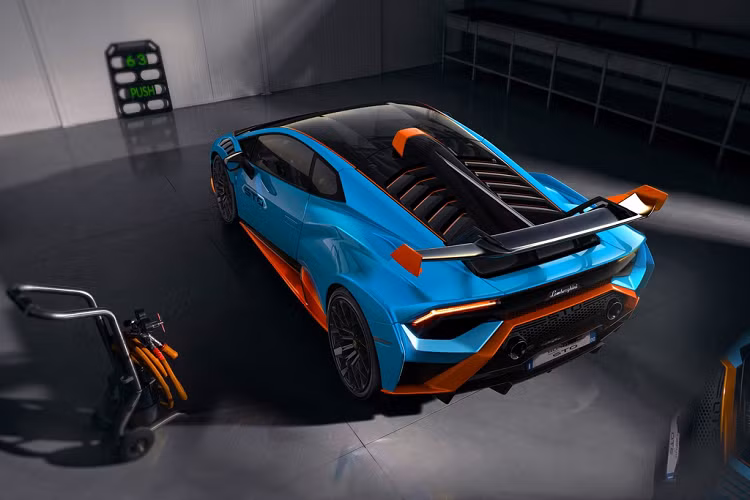 Khác biệt duy nhất ở chỗ, biến thể siêu xe Lamborghini Huracan STO sẽ chỉ sử dụng hệ dẫn động cầu sau. Huracan STO có thể tăng tốc 0-100km/h mất 3 giây, 0-200km/h mất 9 giây và vận tốc cực đại 310km/h.