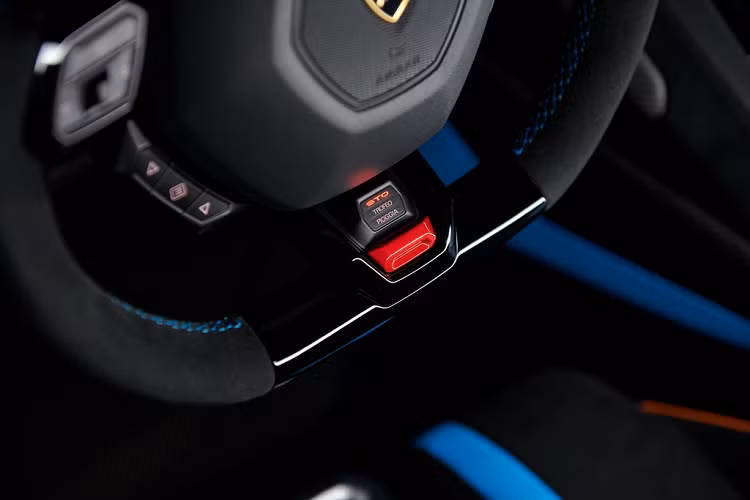 Để có thể nhẹ nhất có thể, nội thất của Huracan STO sử dụng rộng rãi chất liệu carbon trong toàn bộ cabin, bao gồm ghế thể thao (sợi carbon hoàn toàn), bọc da lộn Alcantara với Carbon của Lamborghini, thảm sàn và táp pi cửa bằng sợi carbon (có chốt cửa), cộng với dây đai an toàn bốn điểm. 