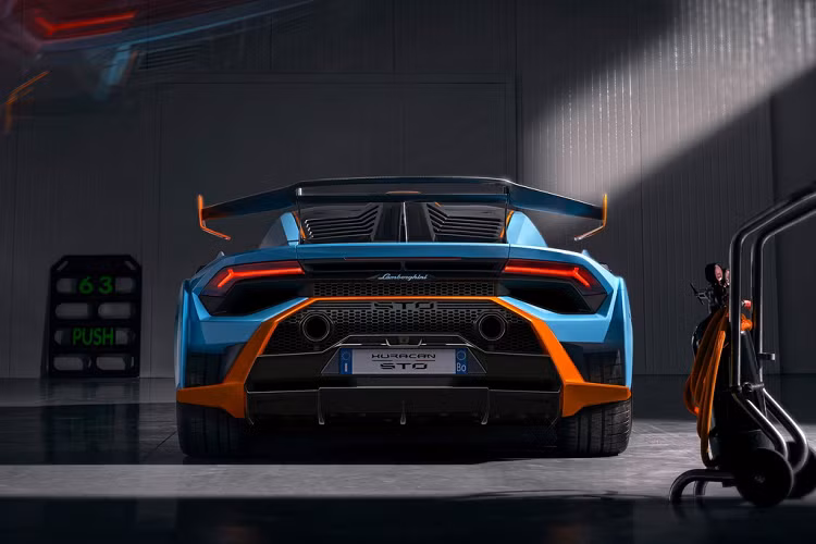 Huracan STO sử dụng sợi carbon tới hơn 75% trên toàn bộ các tấm vỏ thân xe. Lấy ví dụ như phần đầu xe, tất cả (mui xe, chắn bùn và cản trước) đều được gộp lại thành một để giảm bớt các chi tiết cố định - thiết kế này lấy cảm hứng từ siêu xe hàng hiếm Lamborghini Sesto Elemento. Ngoài ra còn có một bộ chia gió phía trước được làm mới hướng luồng không khí xuống gầm xe cùng bộ khuếch tán hầm hố phía sau. 