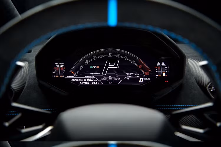 Thông qua chương trình Lamborghini Ad Personam, chủ sở hữu Huracan STO trong tương lai sẽ có thể cá nhân hóa chiếc xe của họ bằng cách tùy chọn các màu sơn và phong cách trang trí nhiều vô hạn, cũng như tùy chọn ốp trang trí bằng nhựa theo phong cách đường đua như màu Blu Laufey và Arancio California.