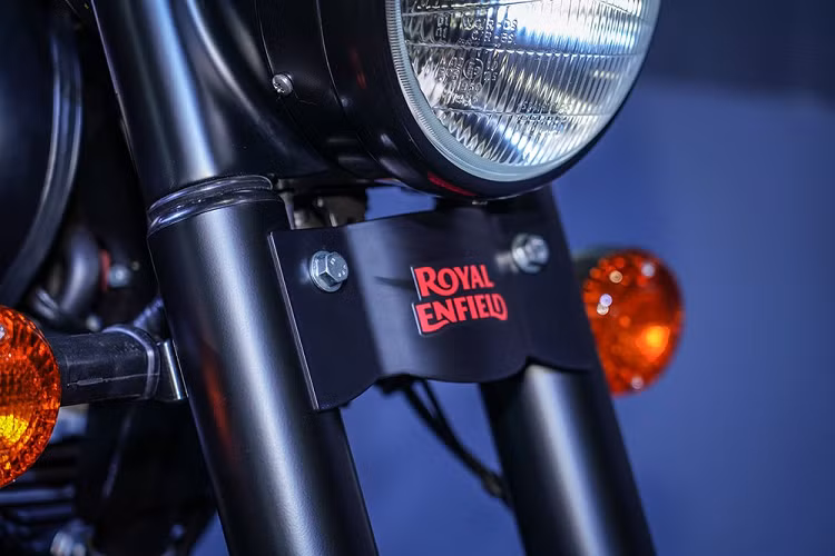 Được biết, bộ màu này được Royal Enfield mang lên phiên bản đặc biệt của mẫu Classic 500 nhằm tôn vinh vẻ hoài cổ trường tồn của thương hiệu xe Anh Quốc trong những năm 1950. Được biết phiên bản giới hạn Royal Enfield Classic 500 Stealth Black Edition có số lượng giới hạn chỉ 150 xe.