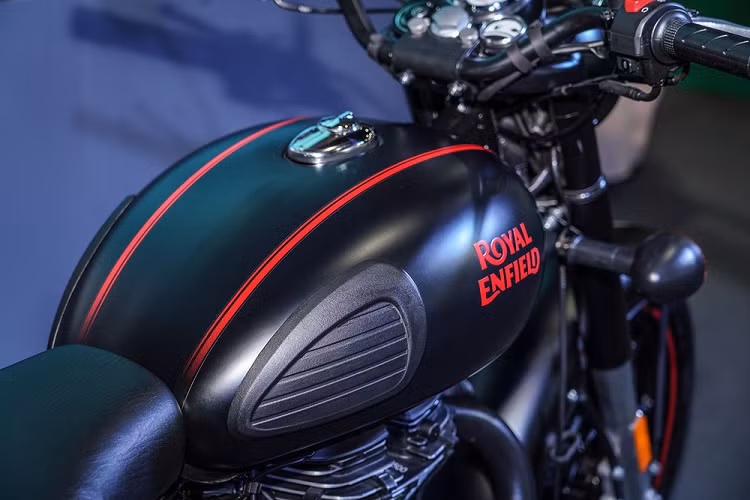 Ngoài bộ màu đặc biệt, Royal Enfield Classic 500 Stealth Black Edition còn được trang bị bộ vành đúc hợp kim nhôm siêu nhẹ và chắc chắn, bộ phận ECU điều khiển đánh lửa được tối ưu hoá, giúp đáp ứng tiêu chuẩn khí thải Euro 4, đồng thời giữ cho hiệu năng vận hành động cơ ở mức cao nhất.