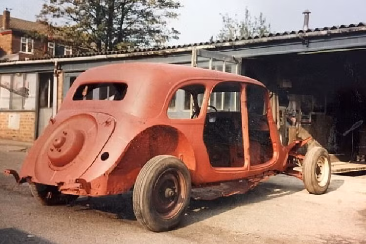 Điểm đáng tiếc duy nhất là câu chuyện lịch sử của chiếc xe limousine Citroen 1939 này lại không được rõ ràng, không ai thực sự nắm rõ nó đã ở đâu, làm những gì trong suốt mấy chục năm trước khi rơi vào tay của Steve.