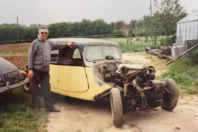 Ban đầu, đây chỉ là một dự án phục chế limousine Citroen 1939 trong 5 năm nhưng rồi lại biến thành 35 năm. Tuy nhiên, kết quả cuối cùng là hết sức ấn tượng, và mang tới một cái kết khiến người ta cảm thấy ấm lòng. Thương hiệu Citroen đã chế tạo những chiếc sedan này trong giai đoạn năm 1938 – 1939 ở Paris, Pháp, trước khi Thế Chiến II nổ ra.