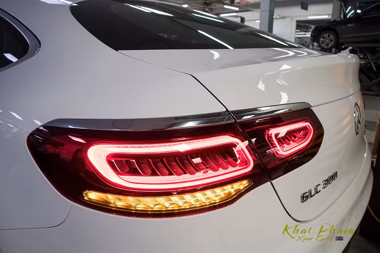 So với bản SUV, biến thể Coupe của Mercedes-Benz GLC 300 2020 vẫn có bộ mâm AMG kích thước 19 inch 5 chấu kép, bậc lên/xuống gắn cố định và tay nắm cửa đồng màu thân xe cùng chi tiết crom. Gương chiếu hậu trên Mercedes-Benz GLC 300 Coupe 2020 tích hợp đèn xi-nhan LED, camera lề và có tính năng chỉnh/gập điện, sấy gương, nhớ 3 vị trí.