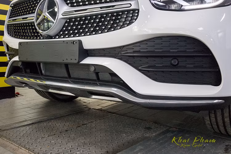 Về ngoại hình, Mercedes-Benz GLC 300 Coupe 2020 được áp dụng gói ngoại thất AMG Line nên xe có cái nhìn thể thao và không khác biệt quá nhiều so với bản lắp ráp trong nước hiện đang được bán song song.