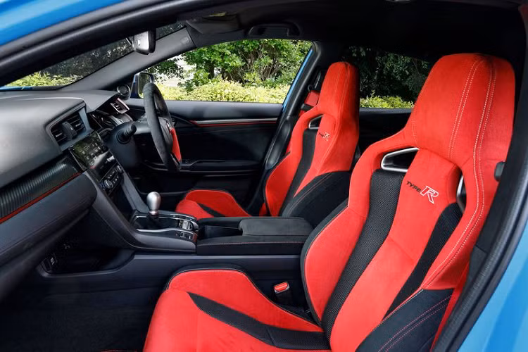 Honda Civic Type R 2021 còn một điểm mới đáng chú ý nữa là hệ thống Active Sound Control có khả năng cải thiện âm thanh tự nhiên đến từ khối động cơ 2.0L dưới nắp capo, mang đến hiệu ứng âm thanh đầy uy lực và thu hút (ở chế độ Sport và +R).
