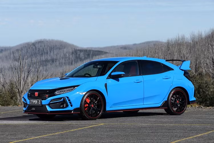 Honda Civic Type R 2021 được cung cấp với các lựa chọn sơn ngoại thất gồm: xanh dương Racing Blue, đỏ Rally Red, đen Crystal Black và trắng Championship White. Tại Úc, giá xe Honda Civic Type R 2021 khởi điểm từ 54.990 đô la Úc (khoảng 969 triệu đồng), xe hiện chưa được phân phối chính hãng và dự tính sẽ khó tại Việt Nam.