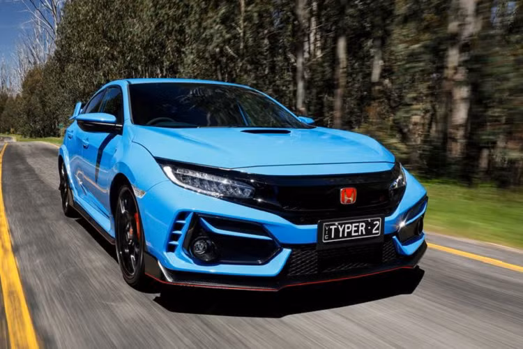 Không chỉ vậy, dạng thiết kế đục lỗ này còn khiến hệ thống phanh trên Civic Type R 2021 hoạt động ổn định, hiệu quả hơn nhờ phân tán đều lực phanh và tăng ma sát với má phanh, tránh được tình trạng nứt vỡ tại một số điểm nhất định. Má phanh cũng được làm bằng loại đệm chống phai màu tốt hơn.