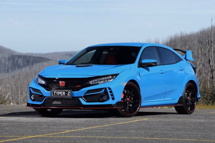 Một trong những nâng cấp quan trọng nhất được Honda thực hiện trên Honda Civic Type R 2021 mới là hệ thống treo cải tiến. Theo đó, Honda đã hiệu chỉnh bộ giảm chấn thích ứng trên Civic giúp đánh giá tình trạng bề mặt đường nhanh hơn 10 lần so với trước đây, từ đó xe sẽ có khả năng xử lý nhạy bén hơn với mọi điều kiện đường xá, hứa hẹn mang đến những cảm giác lái chính xác và linh hoạt hơn rất nhiều.