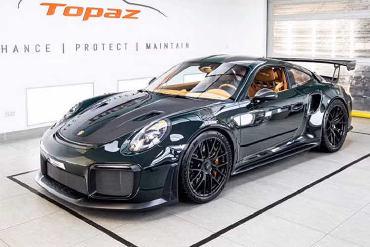 Series 911 GT2 là một dòng xe thể thao hiệu suất cao mà Porsche đã phát triển từ năm 1992 cho đến nay. Porsche 911 GT2 RS mới được phát triển dựa trên 911 Turbo và được trang bị động cơ tăng áp kép tương tự nhưng đã được nâng cấp. Ngoài ra, 911 GT2 RS sở hữu những thay đổi về mặt ngoại hình khác biệt đáng kể như cản trước với những hốc gió cỡ lớn, phần đuôi sau được thiết kế lại cùng cánh gió đuôi cỡ lớn. Chính điều này đã biến 911 GT2 RS trở thành mẫu xe đắt nhất trong dòng 911.