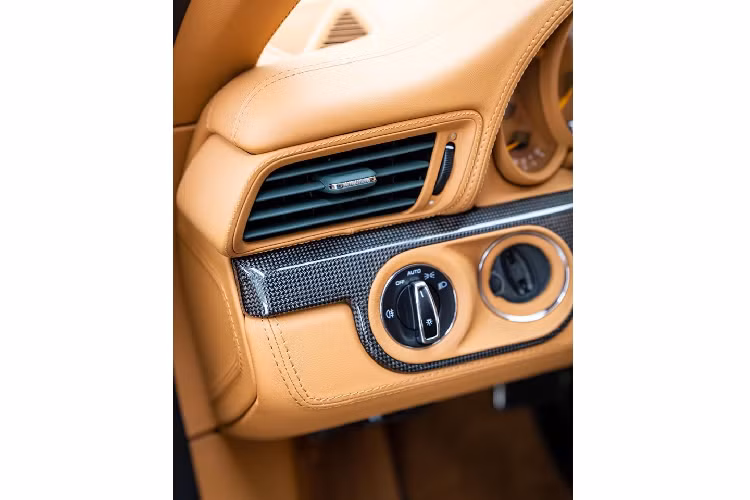 Tất cả các chi tiết Alcantara đã được lược bỏ, thay vào đó khoang nội thất được bọc hoàn toàn với da và được phối hai tông màu da bò và xanh rêu British Racing Green lấy cảm hứng từ màu sắc ngoại thất. Đến cả chiếc chìa khóa của 911 GT2 RS này cũng đã được bọc da bò thay cho lớp sơn thường thấy trên chìa Porsche thông thường. Ngoài ra, một số chi tiết khoang nội thất cũng được ốp carbon, đem lại phần nào cảm giác thể thao cho người cẩm lái nhưng đồng thời là một sự khác biệt lớn so với khoang nội thất cũ trước đây.