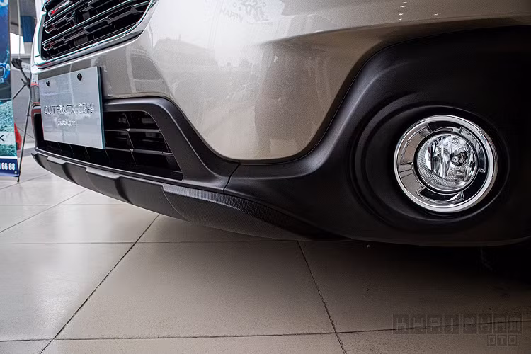 Bên phần thân, Subaru Outback 2020 sở hữu bộ mâm hợp kim 5 chấu kép với kích thước 18 inch, gương chiếu hậu ngoài của xe có dải đèn LED kèm camera lề kèm tính năng chỉnh/gập điện. Đáng tiếc, trên tay nắm cửa xe Subaru Outback vẫn chưa tích hợp nút bấm mở cửa thông minh mà chỉ là chìa khoá cơ. Đuôi xe hơi Subaru Outback là cụm đèn hậu LED, đèn xi-nhan bóng Halogen, cản sau của xe tích hợp đèn phản quang cùng cảm biến lùi.