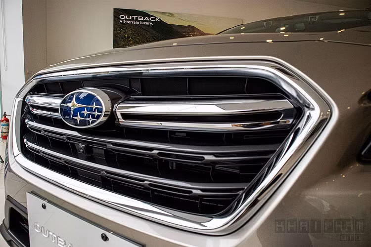 Ngoại thất xe Subaru Outback 2020 không quá nổi bật với thiết kế trung tính và những đường nét khá đơn giản. Phần đầu xe, Outback mới sở hữu đèn pha LED với bóng Projector kèm đèn chạy ban ngày dạng LED. Đèn pha trên SUV này có tính năng tự động điều chỉnh theo góc đánh lái và có chức năng rửa đèn.
