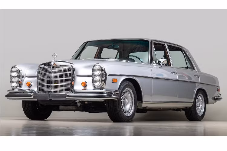  Mercedes-Benz 300 SEL 6.3 là mẫu xe full-size hiệu suất cao hạng sang được chế tạo bởi Mercedes Benz từ năm 1968 đến năm 1972. Đây là sự kết hợp giữa khối máy M100 V8 6.3L lấy từ chiếc limousine Mercedes 600 (tên mã: W100), được lắp vào khoang động cơ của mẫu xe Mercedes-Benz 300 SEL (tên mã: W109), vốn dành cho động cơ 6 cyl thông thường.