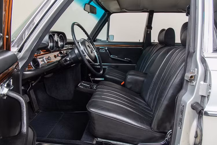 Lịch sử đặc biệt của chiếc 300 SEL 6.3 trong bài bắt đầu từ năm 1990, khi nó được mua bởi Dan Smith, một người đam mê xe Mercedes, người đã săn lùng chiếc 300 SEL 6.3 tốt nhất trên thế giới. Ông đã thuê MBI Motor của Portland, Oregon (Hoa Kỳ) để khôi phục hoàn toàn chiếc xe đến mức cao nhất có thể, bất kể giá nào. Trong suốt quá trình phục hồi, nhiều bộ phận cũ - mới đã được thay thế.