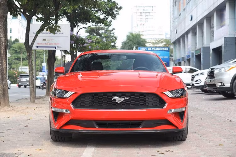 Số lượng dòng xe thể thao Ford Mustang mới thế hệ thứ 6 tại Việt Nam đã có hơn 60 chiếc, vì thế, giới mê xe đã bắt đầu nhẵn mặt với các mẫu xe này dù có không ít xe thuộc bản nâng cấp đời 2018. Tuy nhiên, gần đây các bạn trẻ đã có dịp xôn xao với hình ảnh một chiếc xe thể thao Ford Mustang màu sơn đỏ mới về Hà Nội.