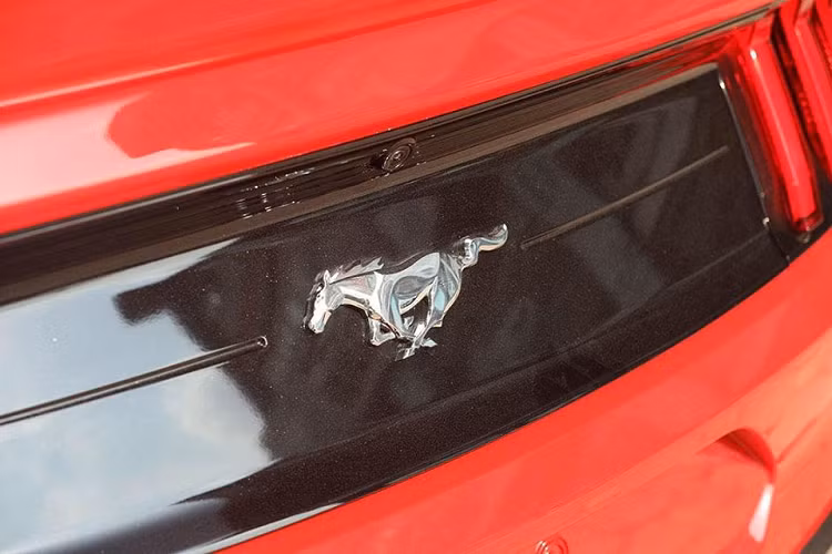 Những chiếc Ford Mustang đời 2018 sử dụng động cơ EcoBoost trở về sau này có giá bán hơn 2,3 tỷ đồng, nhưng riêng giá xe Ford Mustang 55th Edition được chào bán tại Việt Nam lên tới hơn 3 tỷ đồng.