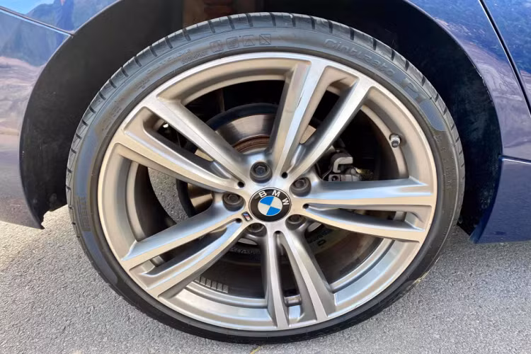 Nội thất BMW 118i được bọc da Sensatec cao cấp, hàng ghế trước có chỉnh điện đi kèm với tính năng nhớ vị trí. Trang bị màn hình cảm ứng trung tâm 6.5 inch, kết nối USB/Bluetooth, hỗ trợ đàm thoại rảnh tay...