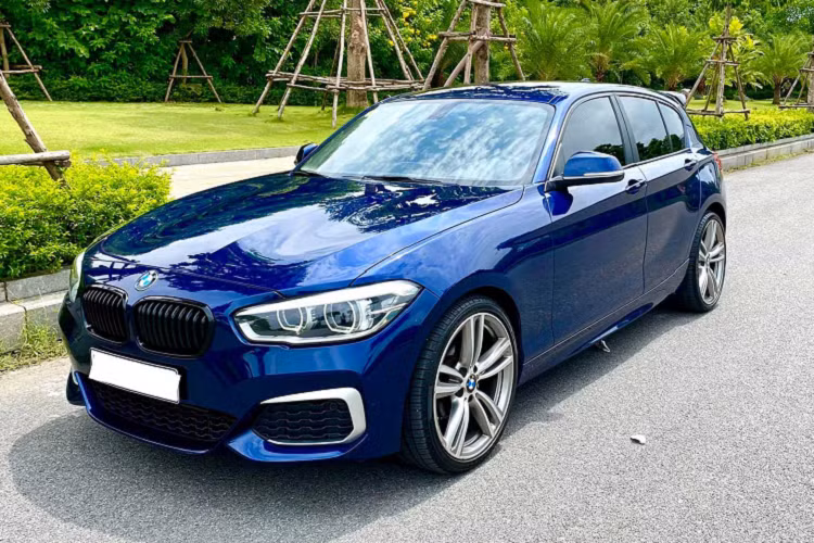 Mang thiết kế trẻ trung, năng động đầy tính linh hoạt và tiện dụng, xe hatchback luôn được nhiều khách hàng trẻ quan tâm lựa chọn để làm phương tiện di chuyển cá nhân đô thị. Với ngân sách mua khoảng 900 triệu đồng, thay vì lựa chọn “đập hộp” một chiếc “BMW Châu Á” - Mazda3 hatchback thế hệ mới, tầm tiền này người mua hoàn toàn có thể sở hữu được một chiếc BMW 1 Series hatchback cũ đã qua sử dụng, đặc biệt là đời không quá sâu!
