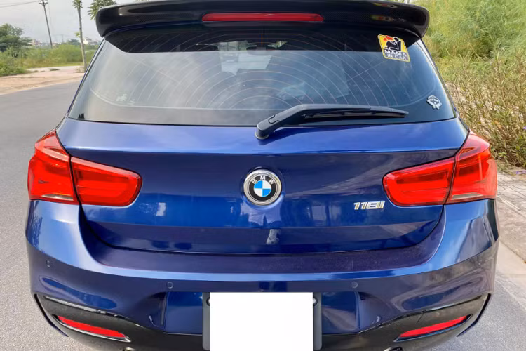 Mặc dù công suất nghe khá khiêm tốn trong gia đình xe BMW, nhưng hộp số, phản ứng chân ga, hệ thống lái và treo đậm chất xe Đức của 118i đủ để đem đến sự thú vị cho người lái, không nhàm chán, vô lăng “lỏng lẽo” như các mẫu hatchback cỡ trung phổ thông khác. Mẫu hatchback cỡ nhỏ của BMW thừa sức để làm thỏa mãn hầu hết các tay lái thông thường khi vận hành trong đô thị hay đường cao tốc!