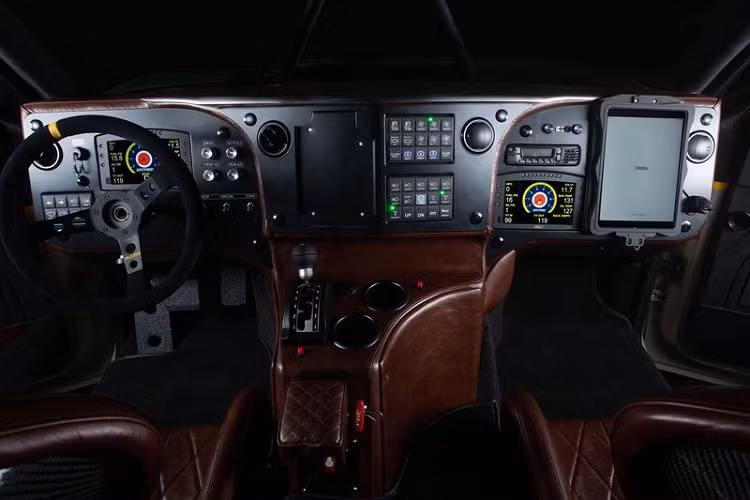 Bên cạnh đó, xe cũng được trang bị phanh Brembo, hộp điều khiển Howe được sửa đổi bởi Jimco Racing, ghế da Impact HS1 và tính năng hạn chế tác động với bộ điều chỉnh QSR.