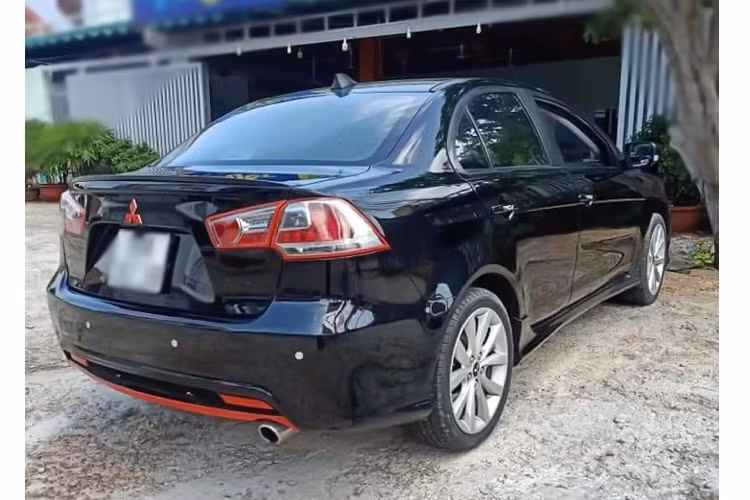 Hiện tại với số tiền khoảng 350 triệu đồng, người mua hoàn toàn có thể tìm lại những chiếc Lancer 10 năm tuổi này. Rẻ hơn một nửa so với thời điểm lăn bánh cách đây hơn 10 năm, ngoài 700 triệu đồng. Tại thời điểm đó, Mitsubishi Lancer IO thường được so sánh với “người đồng hương” Mazda3 Speed (cũng nhập Đài Loan), bởi hai dòng xe này đều mang phong cách thể thao và trang bị tương đồng.