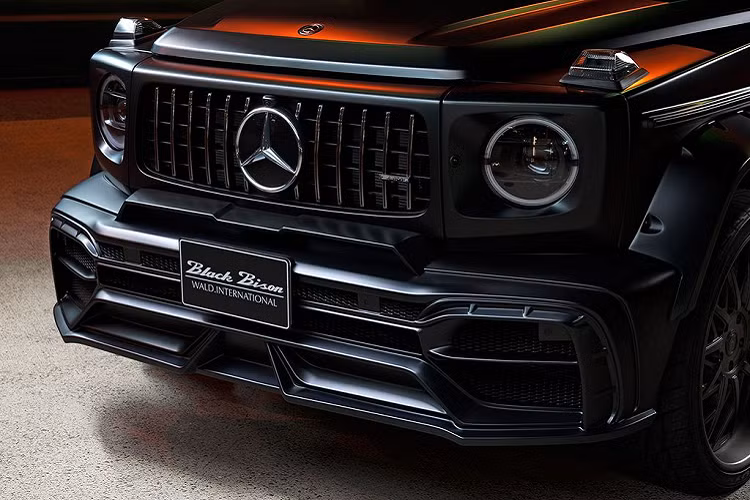 Bắt đầu với Mercedes-AMG G63 2019 mới, chiếc xe này khoác lên mình lớp áo đen mờ đầy nam tính, tương tự tùy chọn matte black của AMG. Tuy nhiên, điểm khác biệt của phiên bản này đến từ bộ trang bị ‘Black Bison’ với một loạt các chi tiết như cản trước và sau kiểu mới, sự thay đổi trên cánh gió gắn nóc trong khi các vòm bánh xe cũng được bổ sung.