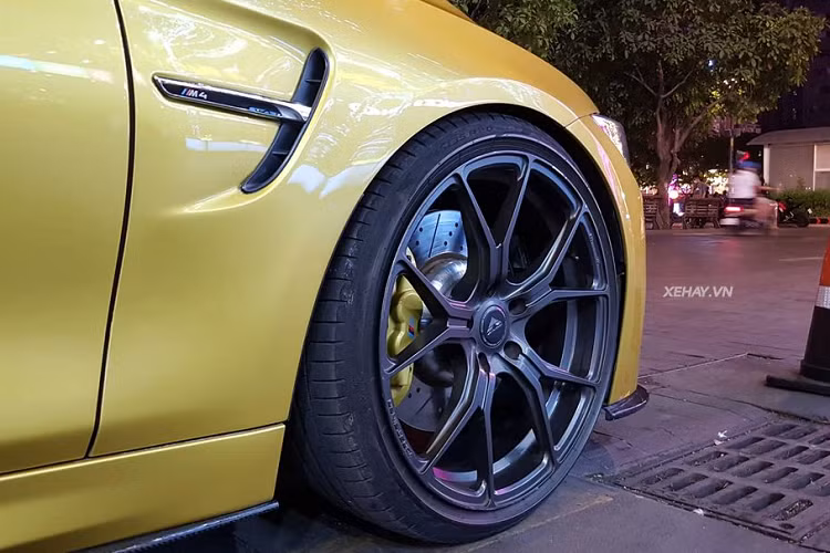 Ngay ở phần đầu xe, M4 Coupe đã toát lên diện mạo thể thao tột độ với bộ body-kit đầy cá tính, các khe hút gió hình tổ ong sơn đen cùng bộ cản trước góc cạnh, mang đầy chất khí động học