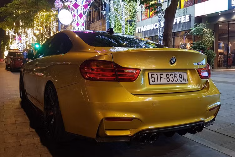 BMW M4 Coupe trong bài viết được độ bộ vành hợp kim thể thao, kiểu nan kép có kích thước 19 inch sơn xám cực ngầu. Nội thất của chiếc xe được bọc da Merino cao cấp, ghế ngồi với thiết kế ôm sát, kết hợp với các chi tiết được làm từ vật liệu carbon và các đường viền crome đen bóng. Hệ thống âm thanh trên xe là loại 16-loa hiệu Harman Kardon.