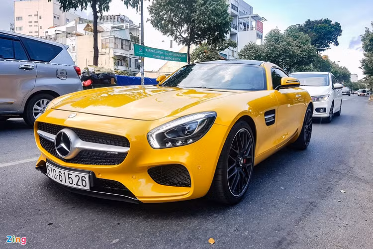 Mới đây, Mercedes-Benz Việt Nam cũng nhập khẩu chính hãng phiên bản cao cấp hơn là AMG GT R với công suất lên đến 585 mã lực và mô-men xoắn 700 Nm. Đối thủ của Mercedes-AMG GT trong phân khúc có thể kể đến như Porsche 911, BMW M8, Nissan GT-R hay Audi R8.