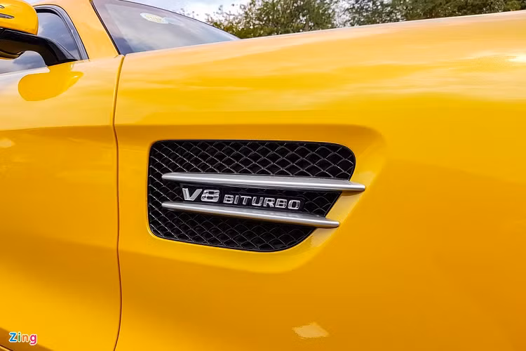 Mercedes-AMG GT S có khả năng tăng tốc từ 0 lên 100 km/h chỉ trong 3,8 giây, trước khi đạt vận tốc tối đa 310 km/h. Xe sử dụng hộp số 7 cấp thể thao AMG SPEEDSHIFT DCT cùng hệ thống dẫn động cầu sau. Hệ thống treo trên xe sử dụng phiên bản AMG RIDE CONTROL với 3 chế độ điều chỉnh là Comfort, Sport và Sport+. 