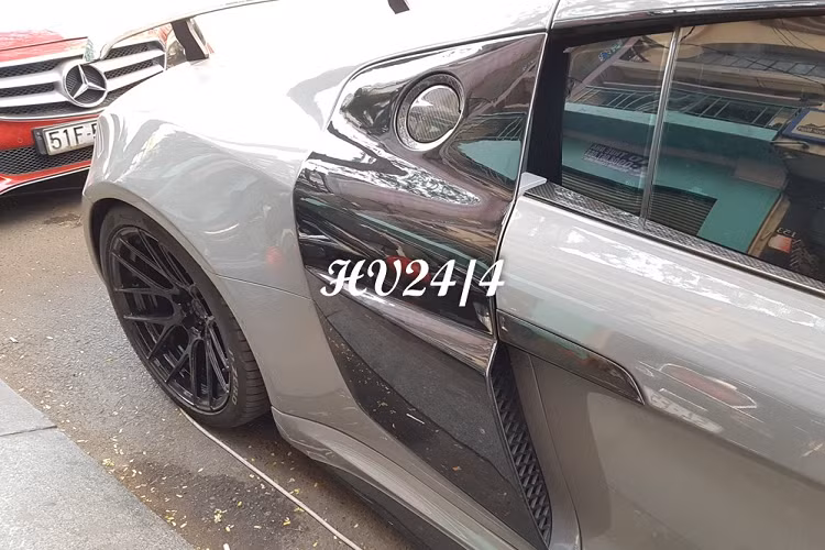 Được biết, ban đầu chiếc siêu xe Audi R8 này còn được "thông nòng" khối động cơ V8, dung tích 4.2 lít, phun xăng trực tiếp FSI nguyên bản của xe bằng việc lắp thêm bộ tăng áp kép của hãng Heffner Performance cũng như trang bị thêm một số đồ chơi như hệ thống làm mát, lọc gió và điều chỉnh lại cả ECU của siêu xe độ này.