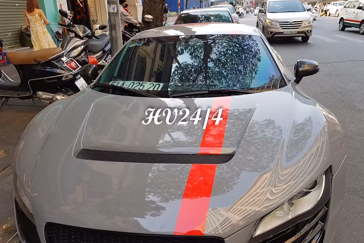 Gương chiếu hậu của Audi R8 độ body kit thân rộng Prior Design... Hay cả hốc gió đuôi xe và cánh gió đuôi đều bằng carbon. Bên cạnh đó là các chi tiết sơn đen bóng. Ngoại thất chiếc Audi R8 V8 đời cũ này được bổ sung thêm gói độ body kit thân rộng Prior Design mang đến dáng vẻ hầm hố hơn so với xe nguyên bản.
