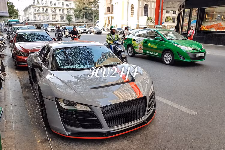Hiện tại, để mừng năm Canh Tý 2020, chủ xe đã dán đổi màu chiếc Audi R8 độ body kit thân rộng Prior Design thành xám xi măng cùng với các sọc màu đỏ để tạo điểm nhấn. Trong năm 2019 vừa qua, có ít nhất 3 chiếc siêu xe đã chọn màu xám xi-măng để khoác lên ngoại thất nhằm tạo vẻ cá tính.