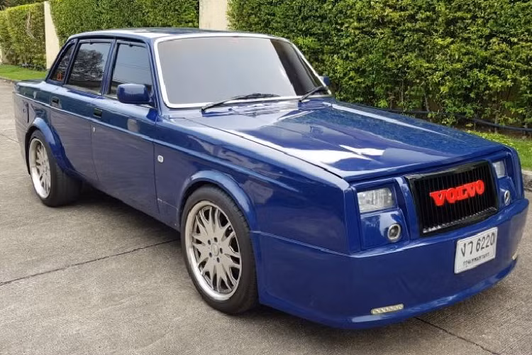Trên mạng xã hội Reddit mới đây đã xuất hiện hình ảnh của một chiếc xe Volvo nhái Rolls-Royce Phantom khiến nhiều người chú ý. Được biết, chiếc Rolls-Royce Phantom "giả cầy" này hiện đang trú ngụ tại Thái Lan.