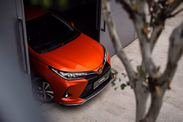 Về ngoại hình, Toyota Vios 2021 mới có phần đầu xe trông hầm hố và mạnh mẽ hơn. Đèn chiếu sáng LED là trang bị tiêu chuẩn trên tất cả các phiên bản, đèn định vị LED, lưới tản nhiệt hình thang ngược, cản trước và hốc đèn sương mù đều được tinh chỉnh sắc nét và nổi bật. Tổng thể thiết kế phần đầu của Vios 2021 được cho là bị ảnh hưởng khá nhiều từ "đàn anh" Toyota Camry.