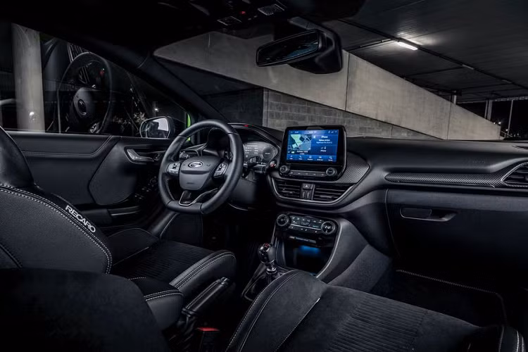 Ford Puma ST "cưỡi" trên các bánh xe hợp kim 19 inch, đi kèm lốp Michelin Pilot Sport 4S được phát triển riêng cho mẫu crossover này, hứa hẹn mang đến trải nghiệm lái xe crossover Ford nhanh nhẹn nhất mà không hề ảnh hưởng đến chất lượng xe. Phản ứng đánh lái của Puma ST được cho là sẽ nhanh hơn 25% trong khi phản ứng phanh lớn hơn 17%.