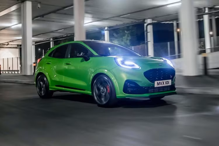 Puma ST thế hệ mới có nhiều hơn 30Nm so với Fiesta ST nên cũng có khả năng phản hồi nhạy hơn. Xe có thể tăng tốc từ 0 - 100 km/h trong 6,7 giây, chỉ chậm hơn 0,2 giây so với Fiesta ST vốn có trọng lượng nhẹ hơn. Tốc độ tối đa của Puma ST là 220 km/h.