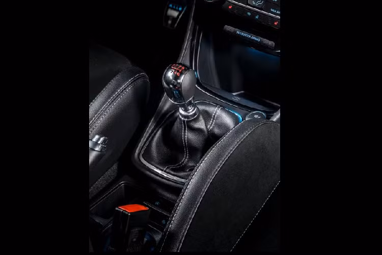 Ngoài những nâng cấp kể trên, khung gầm của Puma ST cũng được thực hiện nhiều thay đổi so với Puma tiêu chuẩn, bao gồm cả việc bổ sung tùy chọn vi sai chống trượt LSD Quaife và lò xo truyền lực.